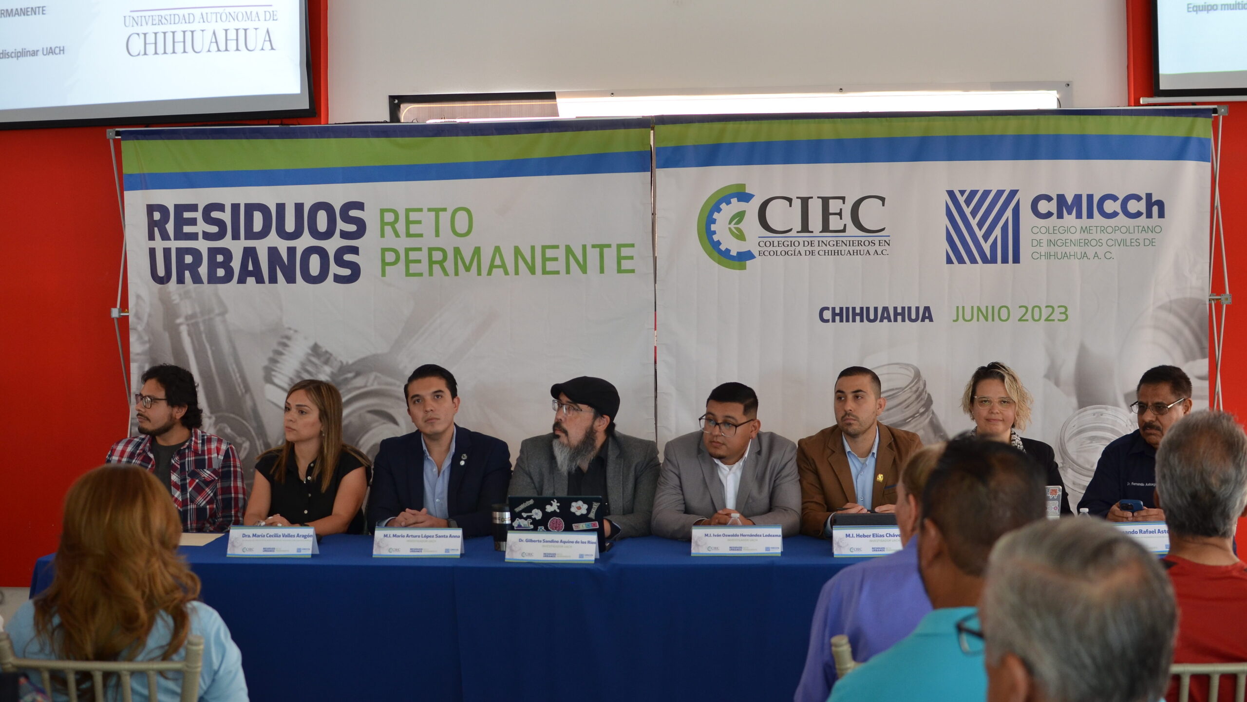 El grupo multidiciplinario de investigadores encargados del proyecto del nuevo relleno sanitario y representantes del Colegio de Ingenieros en Ecología y del Colegio Metropolitano de Ingenieros Civiles de Chihuahua.