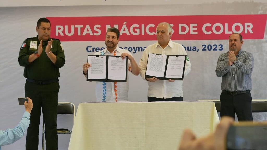 Firma del acuerdo para implementar el programa "Rutas Mágicas de Color" en Creel. | FOTO: Gobierno del Estado de Chihuahua