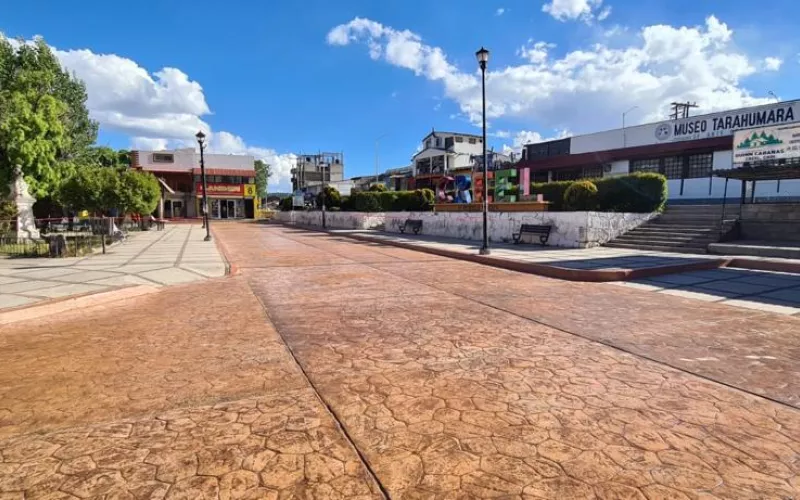Pavimentación con concreto hidráulico estampado de la calle Adolfo López Mateos en Creel. | FOTO: Gobierno del Estado de Chihuahua.