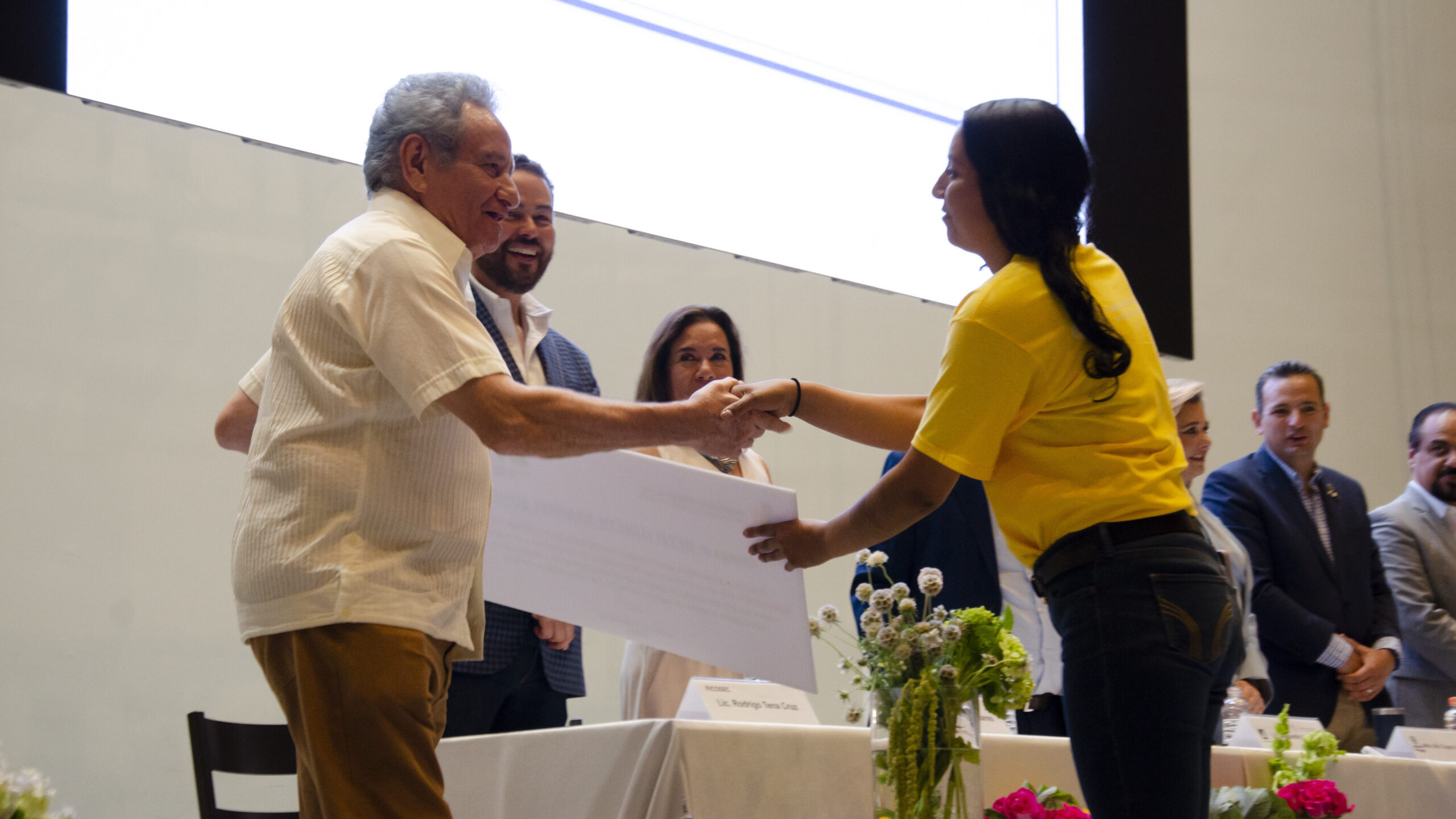 El rector de la UTCH, Kamel Athié, entregando una de las becas de Cooperación Educativa A.C. | FOTO: Staff, Referente.mx