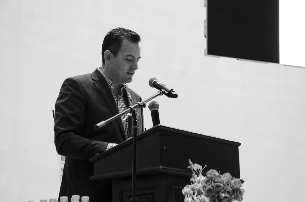 El alcalde Marco Bonilla, resaltó la importancia de invertir en la educación como herramienta para combatir la pobreza y fomentar el crecimiento en el evento de Cooperación Educativa A.C.| FOTO: Referente.mx