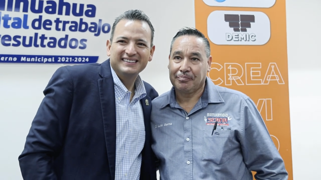 El alcalde Marco Bonila y José Luis Serna, uno de loa beneficiarios de Fomech. | FOTO: Gobierno Municipal de Chihuahua