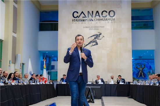 El alcalde de Chihuahua, Marco Bonilla, asistió a la sesión ordinaria del Consejo Directivo de la CANACO SERVYTUR. | FOTO: Gobierno Municipal de Chihuahua