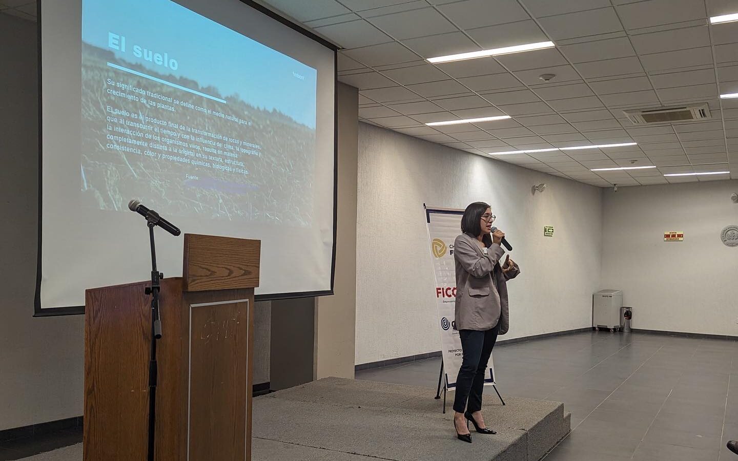 Margarita Esperón durante su conferencia "Uso de compostas y bioinsumos para la regeneración de suelos". | FOTO: Facebook Chihuahua Futura Foro AgroTech 2023