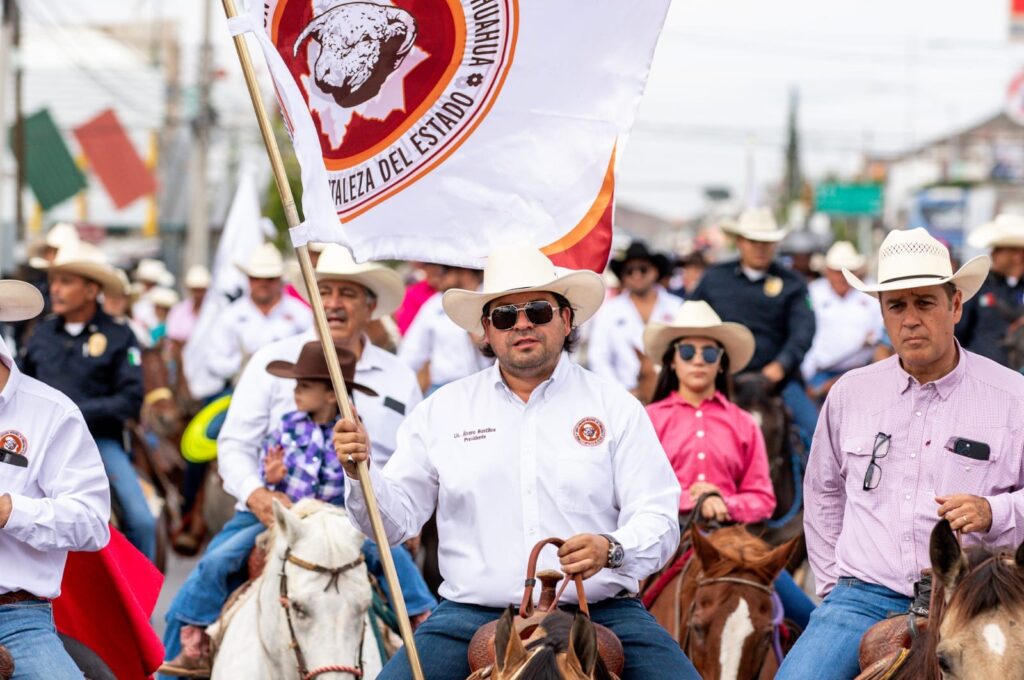 Álvato Bustillos, presidente de UGRCH, encabezó la cabalgata. FOTO: Facebook Expogan Chihuahua