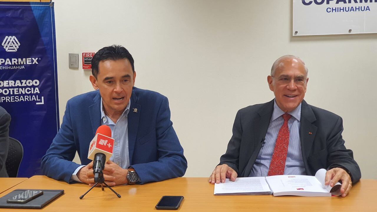Salvador Carrejo, presidente de COPARMEX Chihuahua, y José Ángel Gurría, exsecretario general de la OCDE, en conferencia de prensa. | FOTO: Referente.mx 