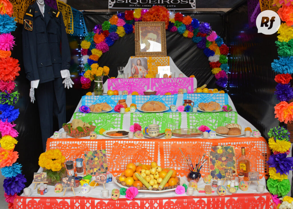 Altar de Muertos con mantel blanco Siqueiros muestra Palacio de Gobierno Chihuahua 2018