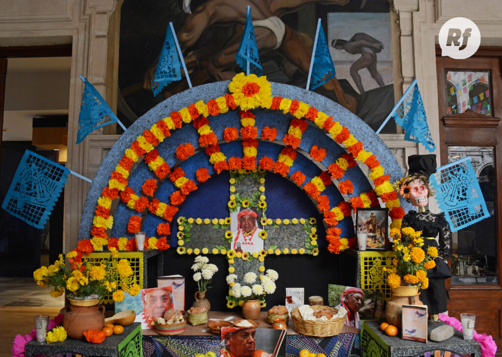 Arco flores Altar de Muertos Erasmo Palma muestra Palacio de Gobierno Chihuahua 2018 Danna Valenzuela