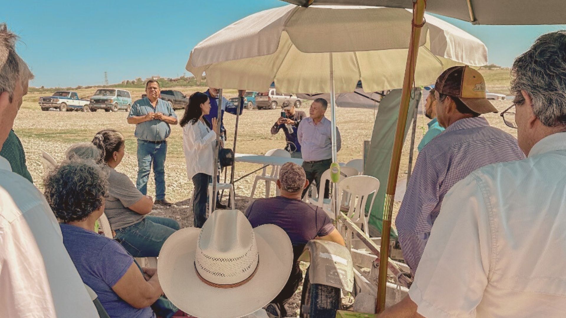 Ismael Pérez Pavía escucha a ciudadanos preocupados por la crisis hídrica en la presa La Boquilla, discutiendo la protección del río Conchos y el impacto regional.