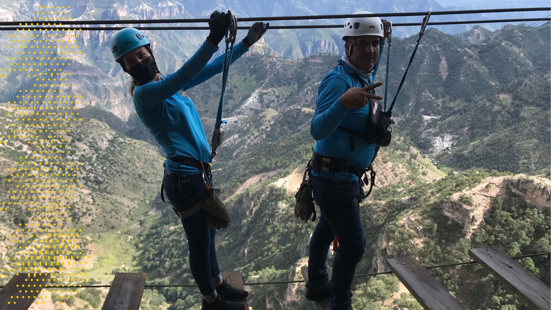 Aventura extrema en Parque Barrancas: tirolesa y puentes colgantes Turista cruza un puente colgante en el Parque Barrancas rodeado de impresionantes paisajes y adrenalina en cada paso.
