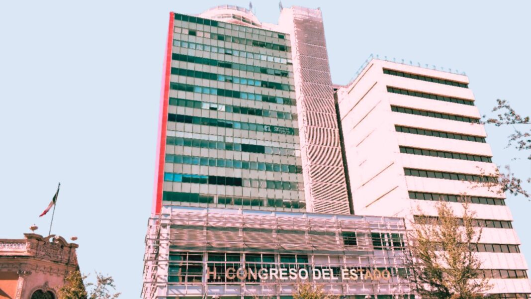 Diputadas y diputados del Congreso de Chihuahua en sesión plenaria donde se aprueban nuevas representaciones y comisiones especiales para temas clave del estado.