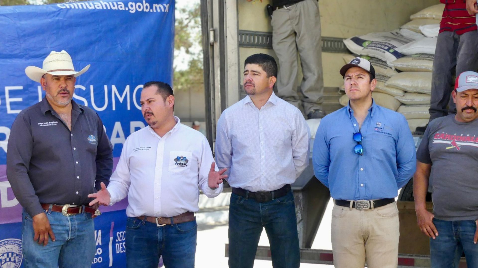Productores de Anáhuac reciben maíz molido con apoyo de diputados Saúl Mireles y Homero Luján entregan 87 toneladas de maíz molido a más de 60 productores en Anáhuac, fortaleciendo el apoyo al sector agropecuario de Cuauhtémoc.