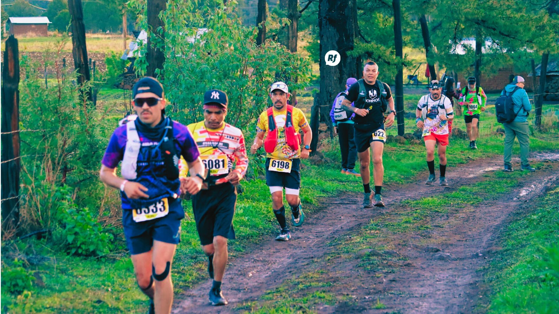 Turismo de aventura transforma a Chihuahua en un destino imperdible Turistas recorren senderos en la Sierra Tarahumara durante un evento de aventura, fortaleciendo la economía local con actividades como ciclismo y ultramaratones.