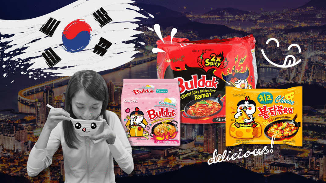 Imagen de ramen Buldak en primer plano, con salsa picante y diseño coreano, representando su popularidad viral en Estados Unidos y Chihuahua.