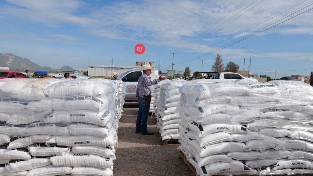 Entrega de fertilizante subsidiado a productores de Camargo y Jiménez por parte del diputado Arturo Zubía, dentro del programa emergente de apoyo al campo en Chihuahua.