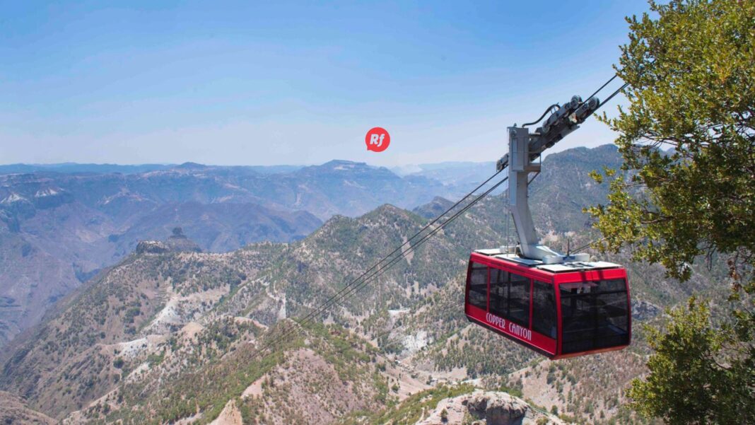 Visitantes disfrutando del teleférico y tirolesas del Parque Barrancas en Chihuahua, reabiertos tras mantenimiento y con nuevas medidas de seguridad.