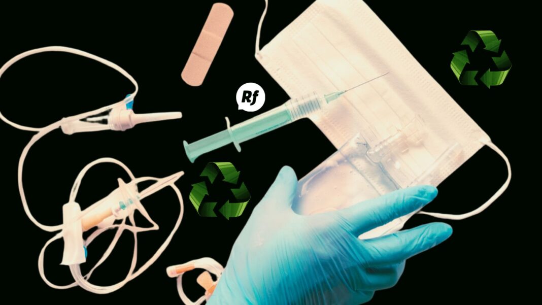 Manos con guantes abren insumos médicos plásticos en hospital moderno, con contenedores para reciclaje y desechos, promoviendo salud y cuidado ambiental.