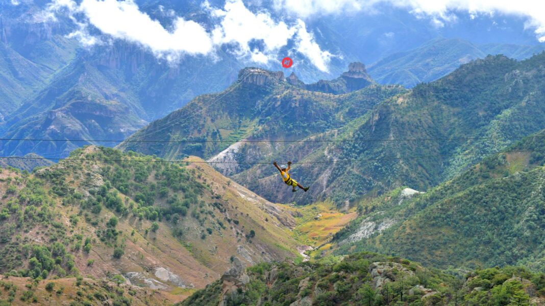 Vista panorámica del Parque Barrancas en Chihuahua, mostrando sus cañones, senderos y áreas naturales ideales para turismo y aventuras al aire libre.