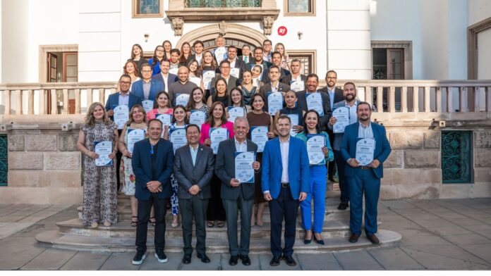 Graduación de 41 líderes empresariales en el Museo Quinta Gameros, uniendo esfuerzos del CCE, UACH y DESEC para fortalecer el desarrollo regional de Chihuahua.