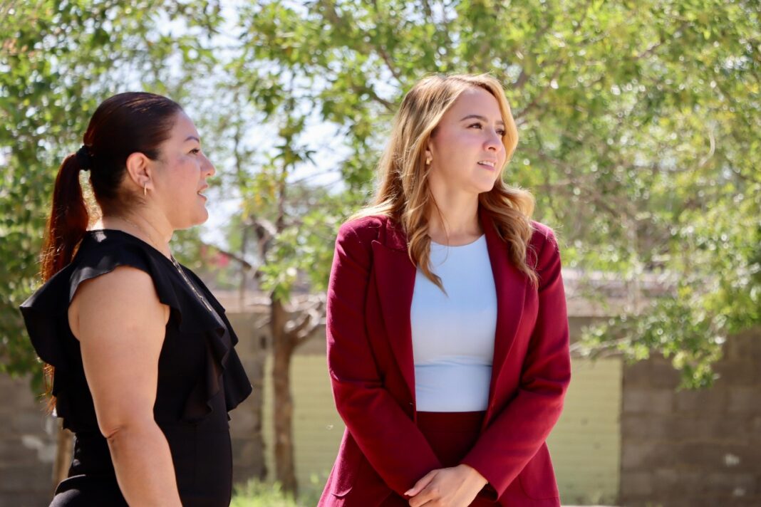 Carla Rivas entrega pintura a primaria Revolución Mexicana Carla Rivas entregó pintura a la escuela primaria Revolución Mexicana en Chihuahua para mejorar sus instalaciones y apoyar a la comunidad educativa.