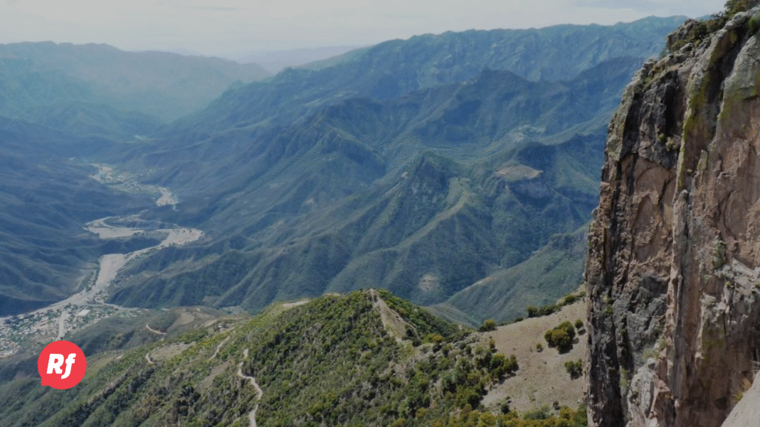 Vista panorámica de las Barrancas del Cobre, destino turístico impulsado por inversión empresarial en México.