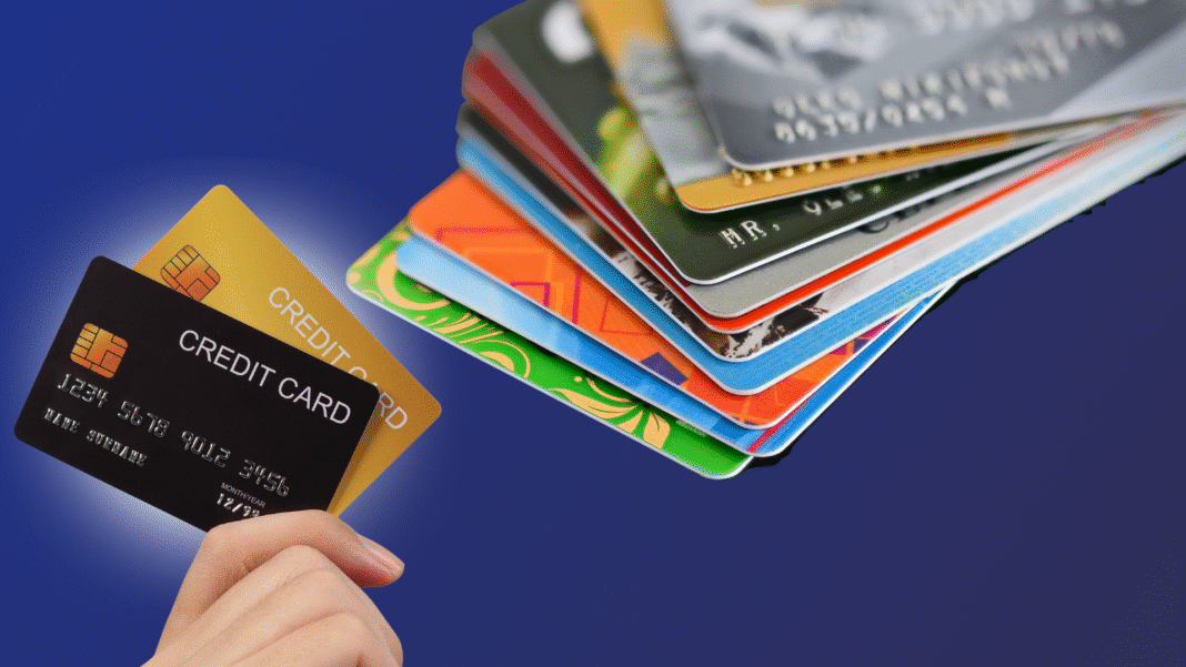 Persona usando aplicación bancaria para configurar el límite de transferencias en su celular.