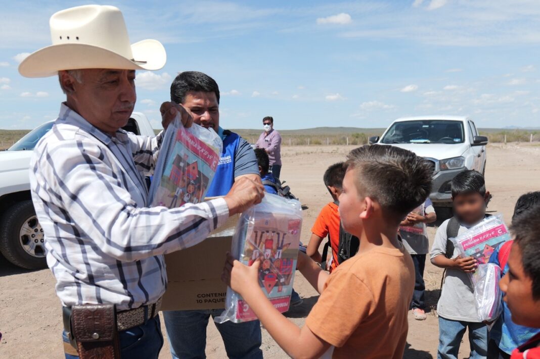 Diputado Arturo Zubia visita la comunidad del Séptimo Ángel en Jiménez.