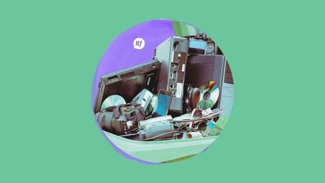 Personas eliminando archivos y optimizando su almacenamiento digital como parte de una estrategia sustentable para reducir la huella de carbono tecnológica.