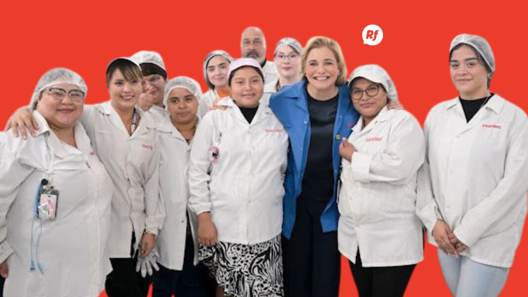 Maru Campos con trabajadoras del sector exportador en Chihuahua, imagen que representa el liderazgo del estado en exportaciones y crecimiento económico en 2025.