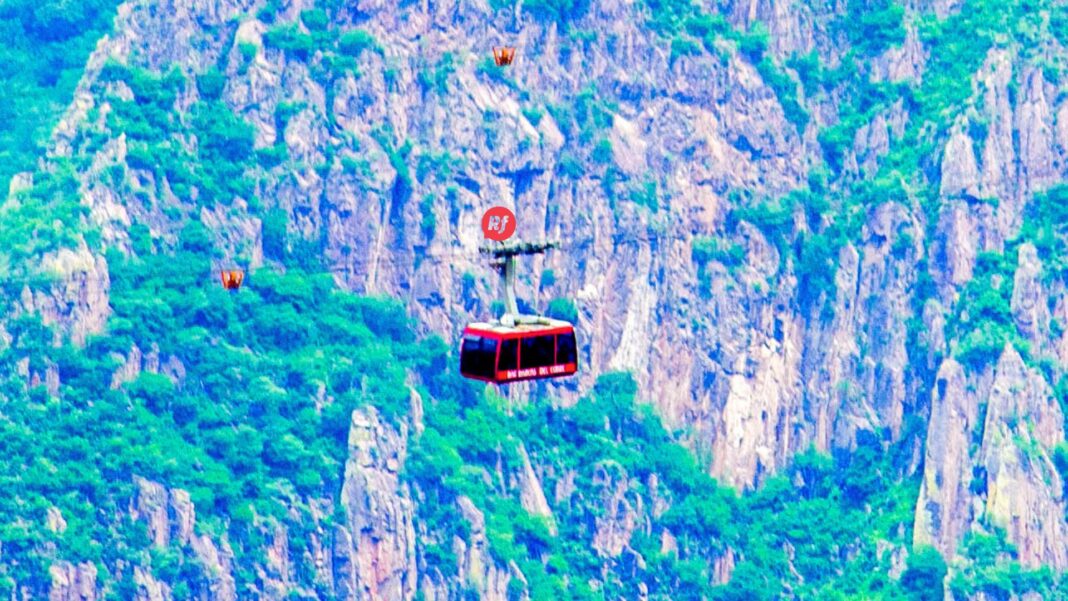Vista panorámica del Parque Barrancas, sede de eventos internacionales que fortalecen el turismo sostenible en la Sierra Tarahumara, Chihuahua.