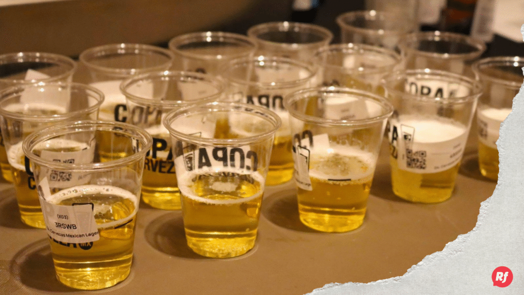 Jueces internacionales degustando cervezas artesanales en la Copa Cerveza MX en Chihuahua.
