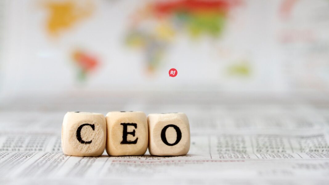 Claudius Hildebrand durante su conferencia sobre liderazgo y desempeño de CEO en América Latina, destacando transiciones y estrategias efectivas.