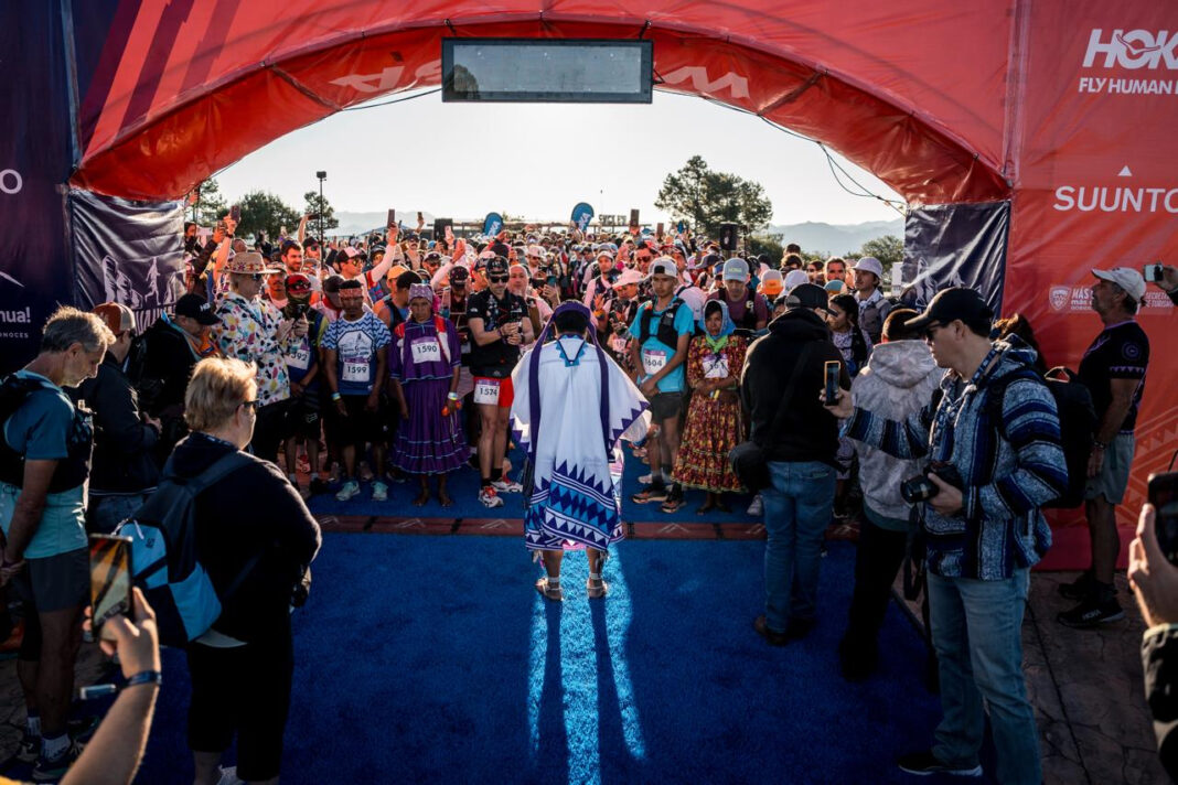 Corredores rarámuri compiten en el UTMB en la Sierra Tarahumara, mostrando resistencia, cultura y naturaleza, proyectando a Chihuahua al escenario internacional.