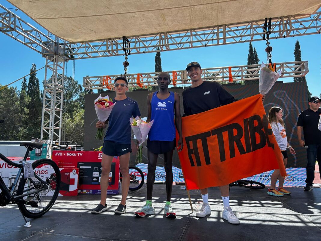 Corredores del 21K Chihuahua Capital 2025 avanzando por las avenidas principales, mostrando la fuerza y orgullo de la comunidad deportiva chihuahuense.