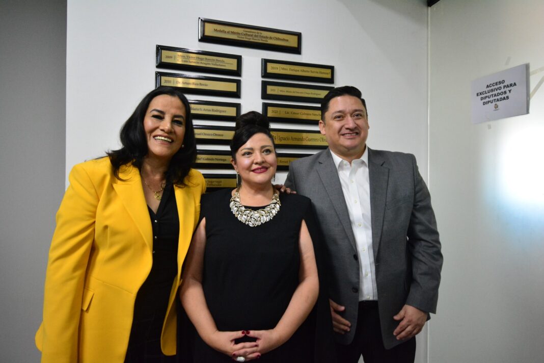Entrega de la Medalla al Mérito Cultural Víctor Hugo Rascón Banda 2025 a Reneé Ivonee Acosta La Mtra. Reneé Ivonee Acosta Díaz recibe la Medalla al Mérito Cultural Víctor Hugo Rascón Banda 2025 por su trayectoria literaria y contribución al arte en Chihuahua.