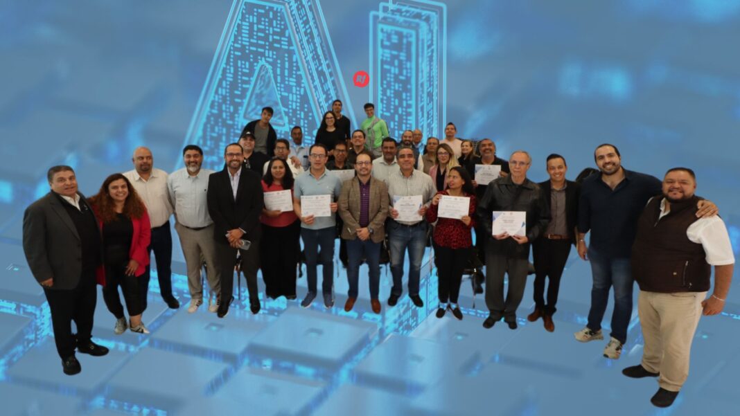 Autoridades y periodistas durante la clausura del curso de IA y estrategia digital, donde 39 comunicadores recibieron diplomas por su actualización profesional.