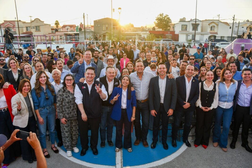 Imagen de Nancy “La China” Frías durante su Primer Informe Legislativo en Villa del Rey, acompañada de vecinos y autoridades, resaltando un año de trabajo comunitario.