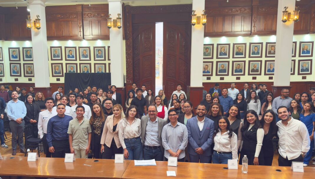Diputado Jorge Soto hablando ante jóvenes durante el foro “Por la libertad de México”, donde llamó a defender las libertades y participar activamente en la vida pública.