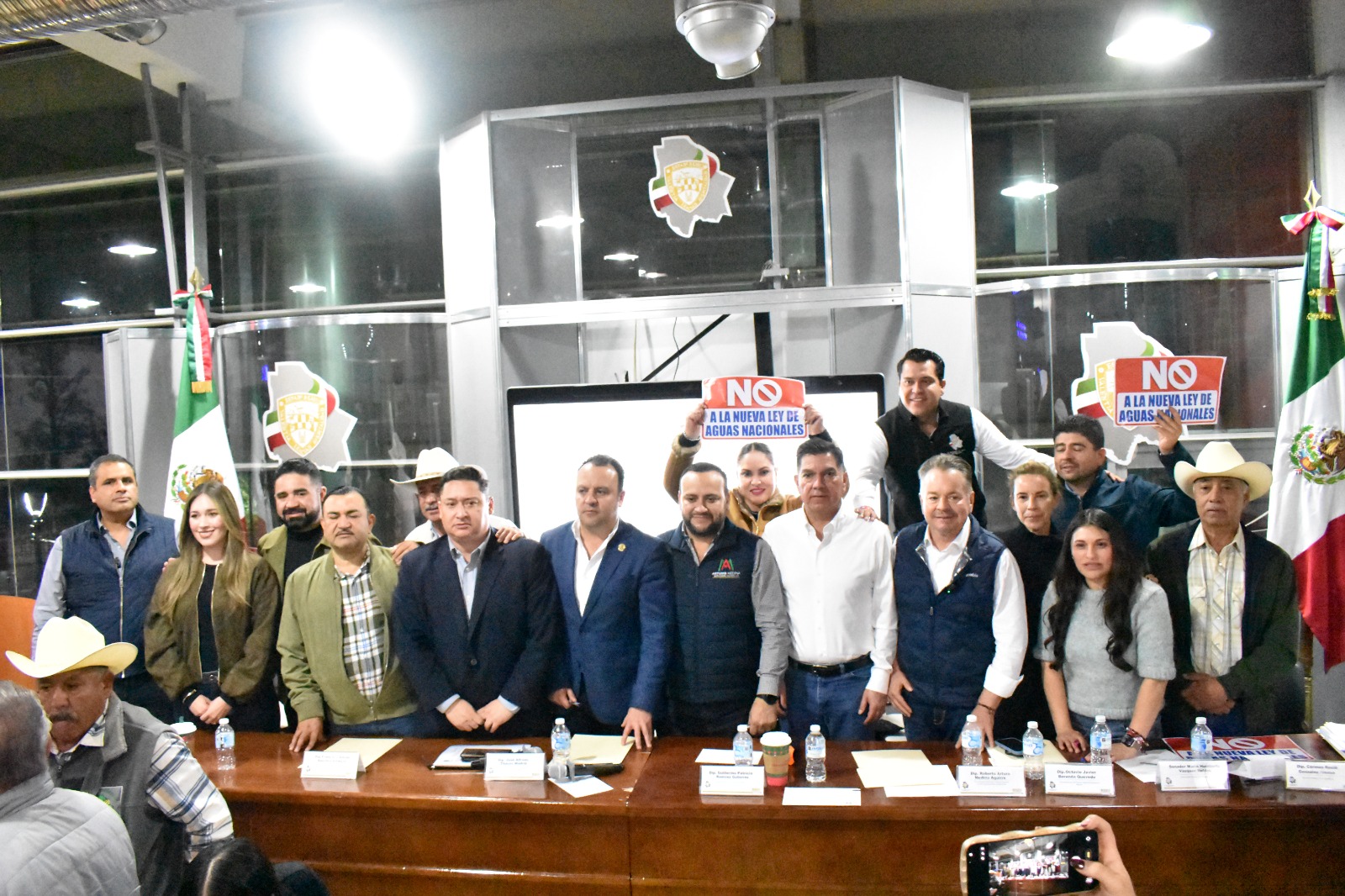 Reunión en el Congreso de Chihuahua sobre la reforma de la Ley de Aguas Mesa de diálogo en el Congreso de Chihuahua donde legisladores y productores analizan la reforma a la Ley de Aguas y manifiestan su rechazo por posibles impactos al campo.
