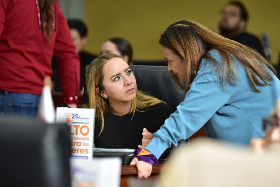 Diputados del Congreso de Chihuahua durante la sesión donde se aprobó enviar la iniciativa federal para modificar ISR, IVA, IEPS y Derechos en materia de exenciones fiscales.