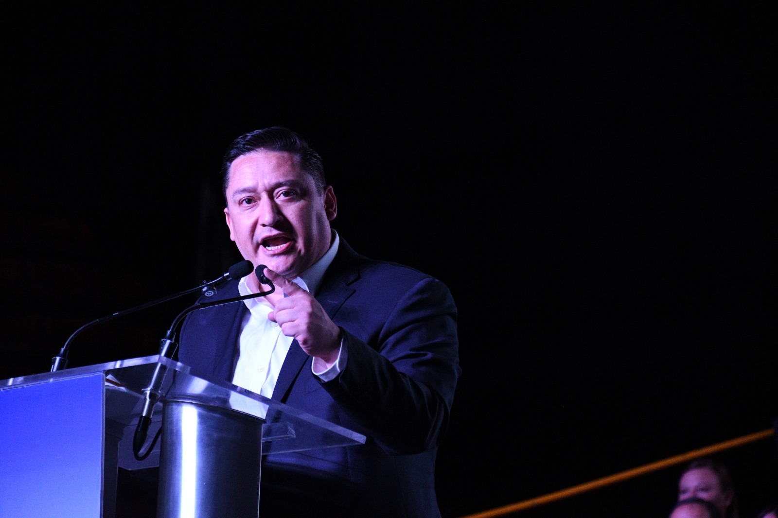 Alfredo Chávez defiende la soberanía de Chihuahua en su primer informe legislativo Alfredo Chávez durante su mensaje legislativo, afirmando que Chihuahua defenderá el agua, la familia y su soberanía ante decisiones impuestas desde el centro del país.