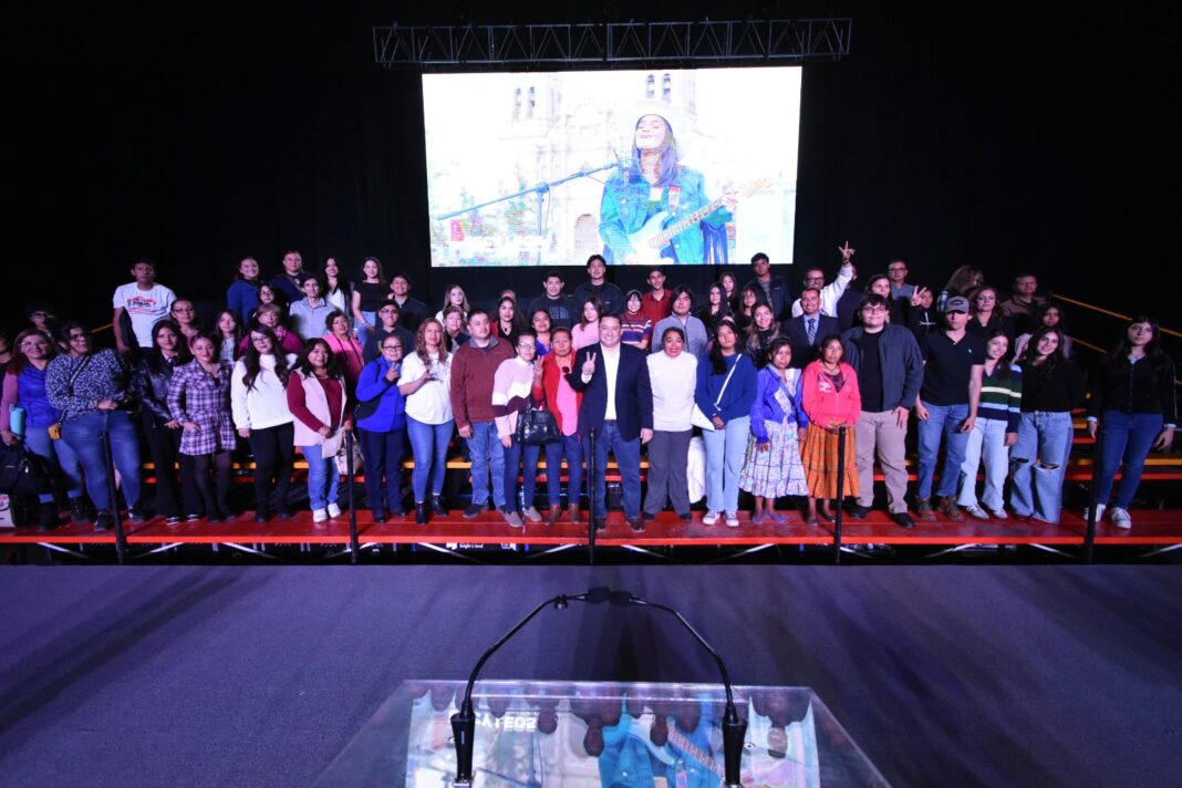 Alfredo Chávez sorprende con un informe multitudinario y un mensaje directo