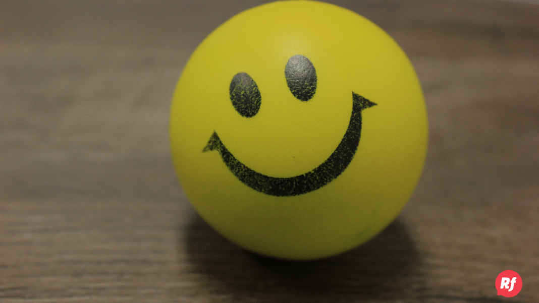 Persona sonriendo al aire libre rodeada de naturaleza representando bienestar y equilibrio