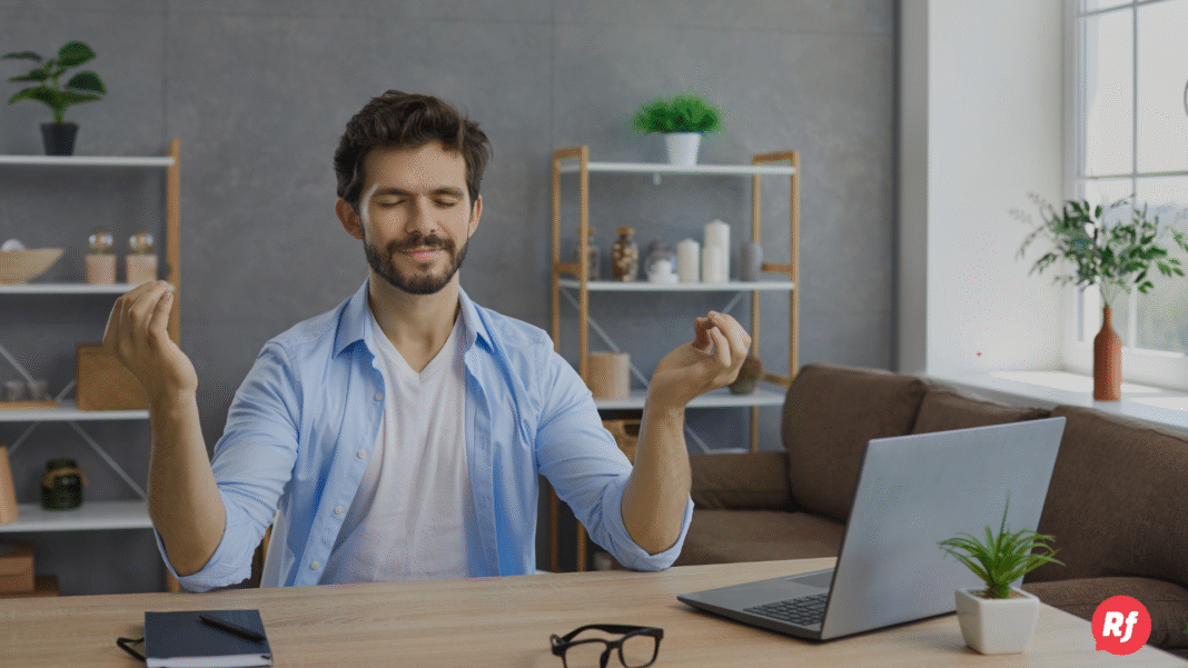 Persona disfrutando un café en calma junto a una ventana con luz natural