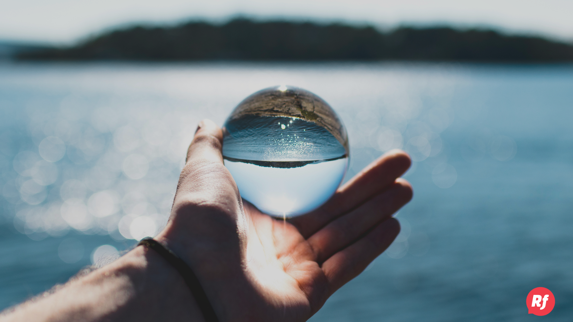 El poder del agua Persona llenando un recipiente con agua limpia proveniente de sistema de captación pluvial