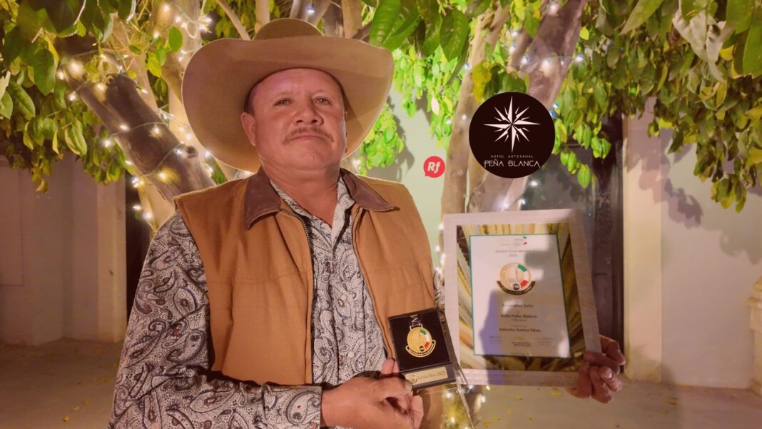 Productor de Sotol Peña Blanca durante el proceso artesanal de destilación en horno de piedra, reflejando la tradición, herencia familiar y cultura sotolera de Chihuahua.