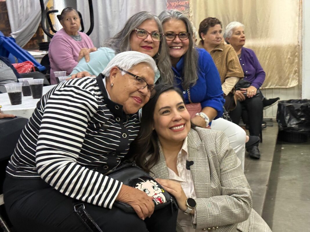 Diputada Joss Vega convive con más de 600 adultos mayores en una posada para 40 Clubes del Abuelo en Chihuahua, resaltando su valor en la comunidad del Distrito 15.