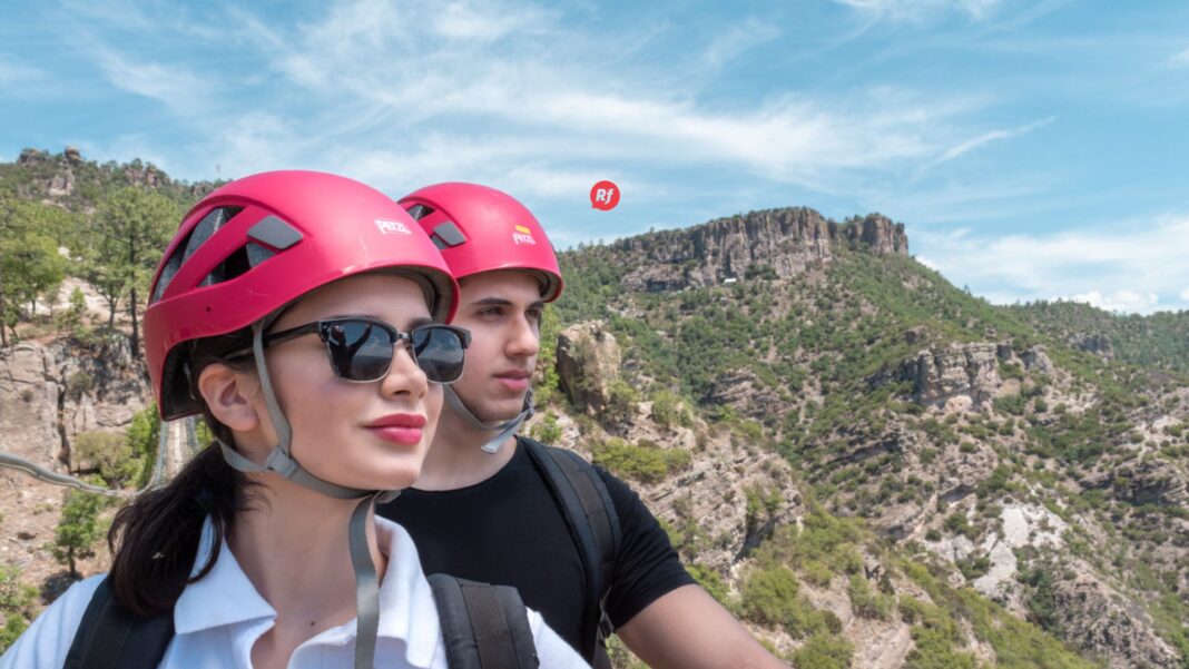 Vive la adrenalina del circuito de tirolesas en Parque Barrancas