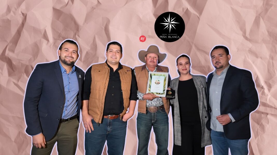 Botella de Sotol Peña Blanca, destilado artesanal del desierto de Aldama, Chihuahua, ganador de la Gran Medalla de Oro en el Mexico Wine Selection 2025.