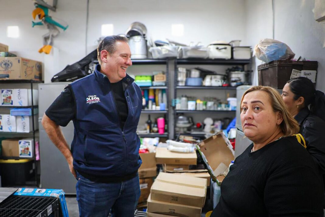 Carlos Olson entrega equipamiento de cocina al comedor comunitario Pancitas Llenas en el oriente de Chihuahua, espacio que brinda alimento diario a
